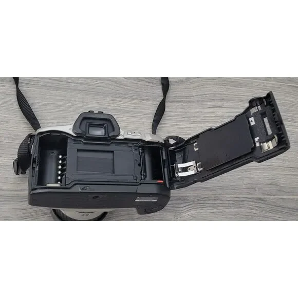 Minolta 35mm Camera Dynax 303si Maxxum QTsi Kit with Travel Bag and Accessories